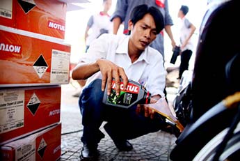 HỌC CÁCH THAY DẦU NHỚT CHO XE MÁY NHƯ MỘT CHUYÊN GIA